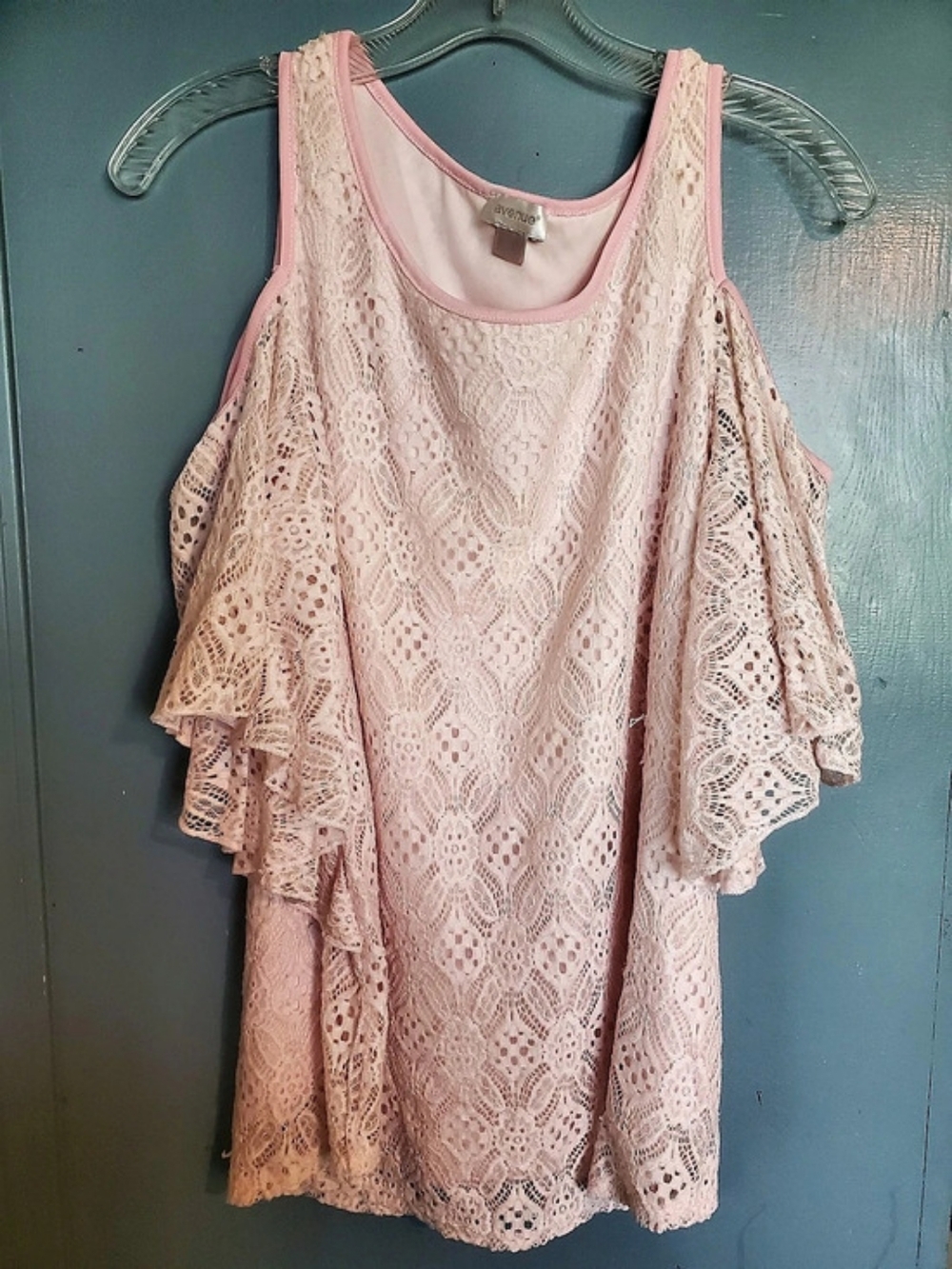 avenue Pink Lace Flutter Sleeve Blouse Size 14/16 Like New